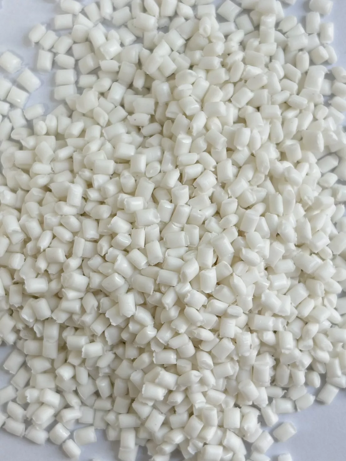 Another effective approach is to blend recycled nylon with impact-modified nylon compounds. These are typically pre-formulated PA6 or PA66 materials that already contain rubber modifiers like POE-g-MA or EPDM-g-MA.